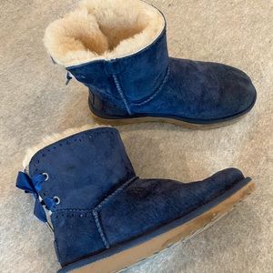 Ugg Mini Bailey Bow Boot - size 6
